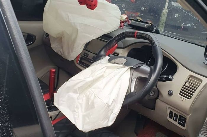 Ciri-ciri airbag mobil seken sudah dimanipulasi.