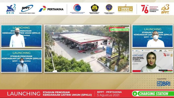 (Dari kiri atas), Ka. BPPT, Hammam Riza, Kepala BRIN, Tri Handoko, (kiri bawah), Deputi TIEM  BPPT, Eniya Listiani Dewi, dan Direktur Utama PT Pertamina (Persero), Nicke Widyawati melakukan peresmian secara simbolis launching stasiun pengisian kendaraan listrik umum (SPKLU) Lenteng Agung dan MT Haryono secara virtual, Jakarta, Kamis, 5/8/21