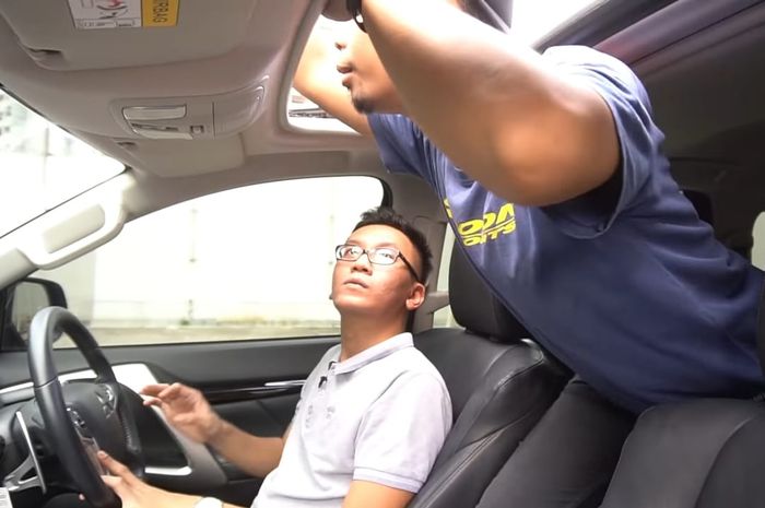 Mengeluarkan Anggota Tubuh dari Sunroof