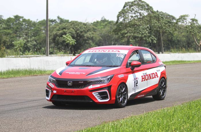 Pembalap tim Honda Racing Indonesia, Avila Bahar memulai debutnya di kelas Master ITCR 1500 ISSOM 2022 seri 1