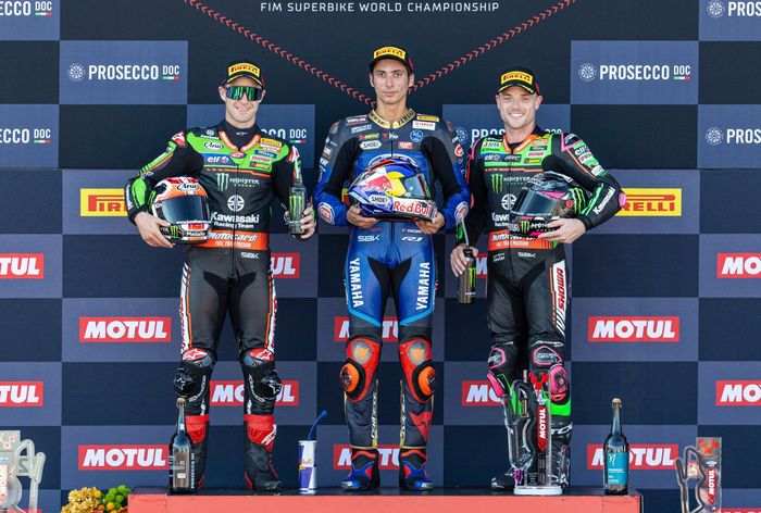 Podium race 1 WorldSBK Inggris 2022 dari kiri ke kanan: Jonathan Rea, Toprak Razgatlioglu, Alex Lowes