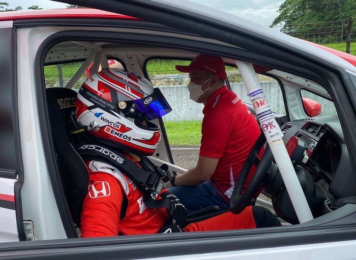 Alvin Bahar memberikan wejangan kepada putranya, Avila Bahar menjelang start seri terakhir balap ISSOM 2021 di sirkuit Sentul (5/12)