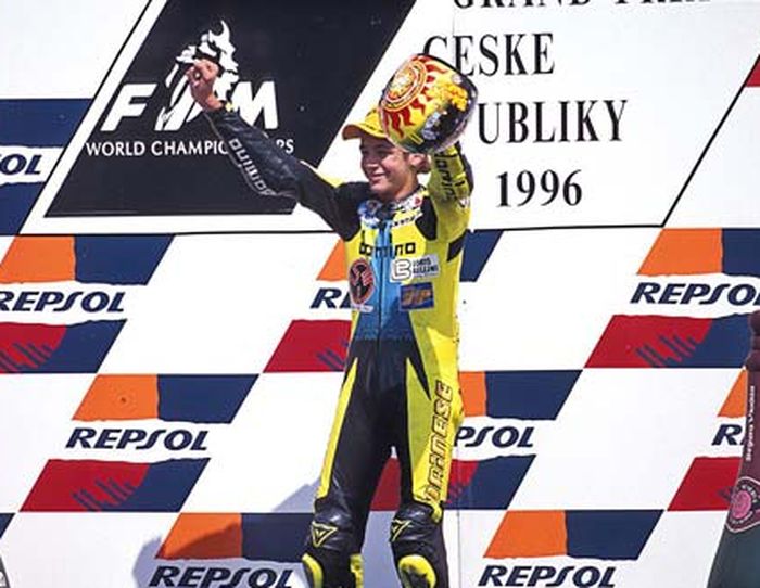 Valentino Rossi merebut pole dan kemenangan perdana dalam kariernya di kejuaraan dunia di GP125 Ceko 1996