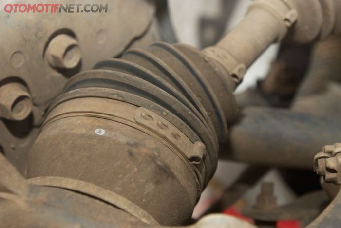 Karet boot CV joint sobek, kerap jadi penyebab cepat rusaknya CV joint