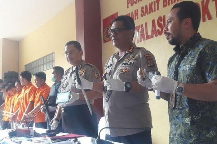 Kabid Humas Polda Metro Jaya, Kombes Argo Yuwono (kedua dari kanan), memperlihatkan sejumlah barang bukti dari hasil kejahatan pencurian dengan pemberatan, di RS Polri Kramatjati, Jakarta Timur, Jumat (18/5/2018) 