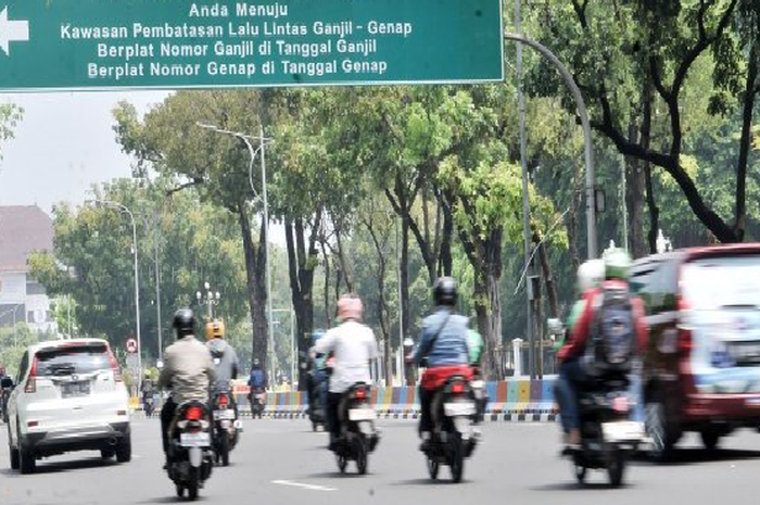 Pada Pergub DKI Jakarta bertanggal 19 Agustus ada aturan mengenai Sistem Ganjil Genap untuk motor. Namun kenapa belum dilaksanakan?