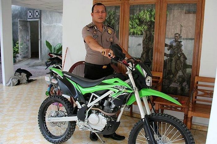 Bripka Deni Saputra dengan motor trail yang telah ia jual