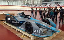 Panitia Unboxing Replika Mobil yang Bakal Mengaspal di balapan Formula E Jakarta 2022