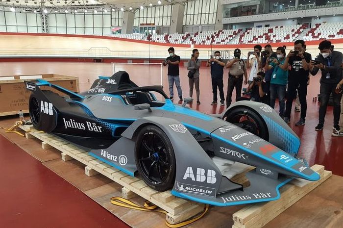 Pihak Panitia balapan Formula E Jakarta 2022 melakukan unboxing replika mobil yang akan mengaspal di Sirkuit Ancol