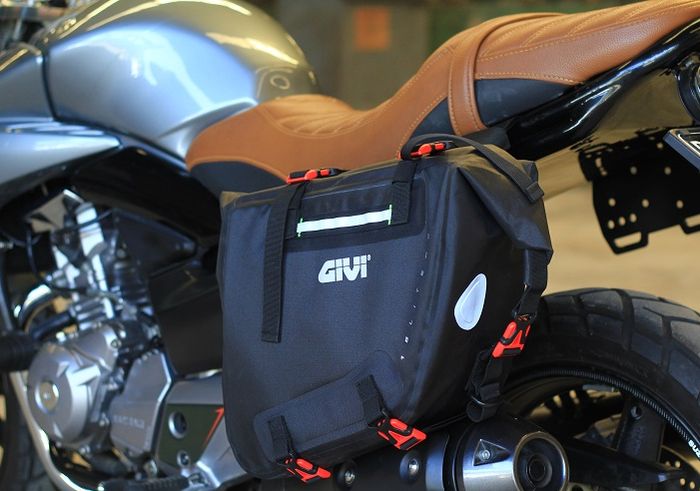 Pakai Side bag dari Givi bantu bawa akomodasi perjalanan