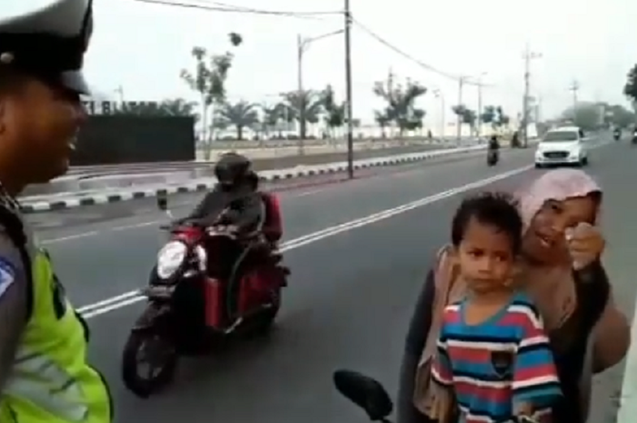 Emak-emak menolat ditilang