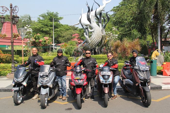 Berpose di depan Patung Sura dan Buaya