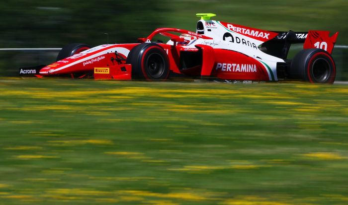 Sean Gelael mengaku mobilnya mengalami kerusakan akibat kontak dengan pembalap lain menjelang akhir race 2 F2 Austria