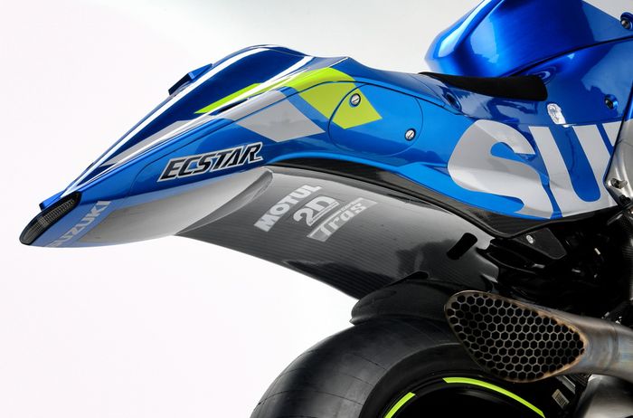 Burtian Suzuki GSX-RR tim Suzuki Ecstar 2019, masih ada aksen kuning dan tulisan 'Suzuki' di bawah ekor berwarna silver