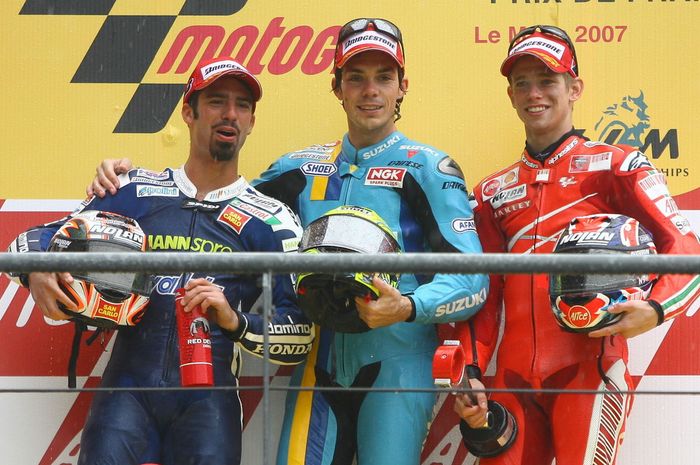 Chris Vermeulen (tengah) diapit Marco Melandri dan Casey Stoner di podium MotoGP Prancis 2007