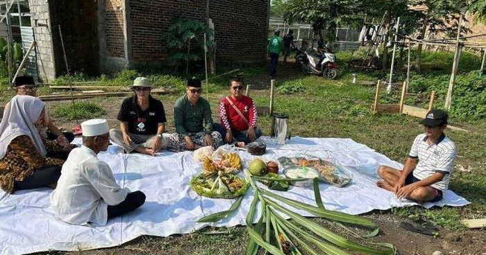 PT Adhi Karya melakukan sugengan atau upacara adat sebelum melakukan relokasi Makam Mbah Celeng, Jumat (08/11/2024)