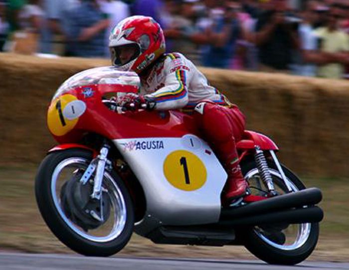 Giacomo Agostini sukses memenangi 11 kemenangan dalam semusim saat ia tampil balapan pada tahun 1968 dan 1972.