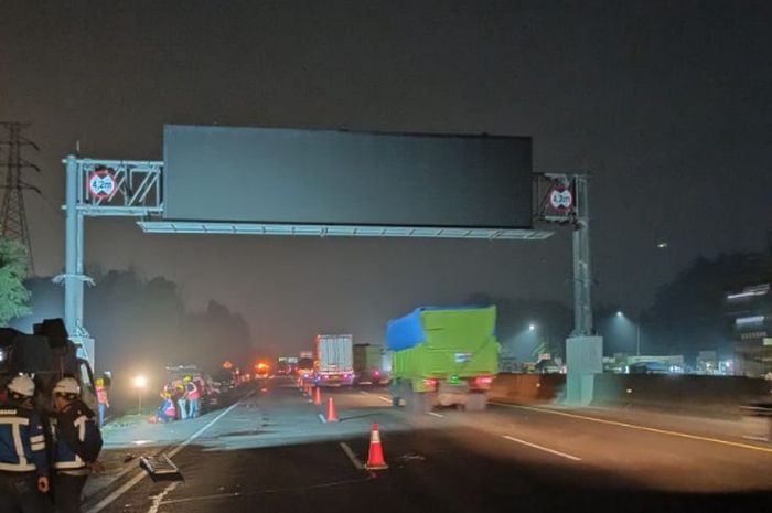 Ilustrasi. Pekerjaan pemasangan Rambu Multi Pesan atu Variable Message Sign (VMS) di jalan tol.