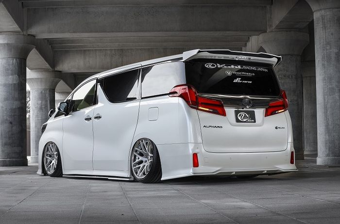 Tampilan belakang modifikasi Toyota Alphard dikemas lebih sporty