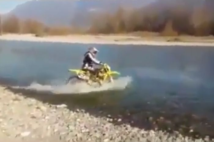 Biker kehilangan motor terbawa arus sungai deras