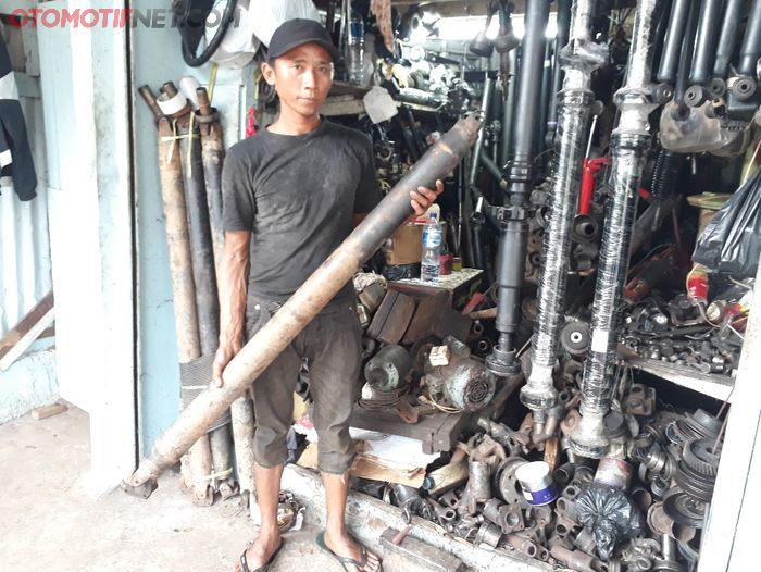 Muhammad Yadi, salah satu pemilik Dua Sekawan Motor, bengkel spesialis kopel di Joglo
