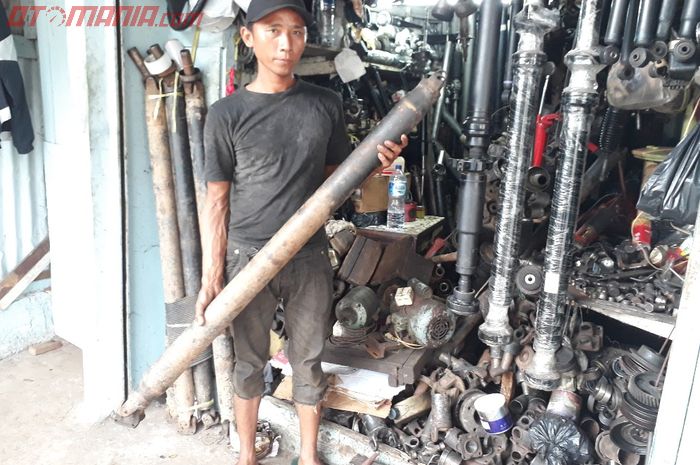 Muhammad Yadi, salah satu pemilik Dua Sekawan Motor, bengkel spesialis kopel di Joglo