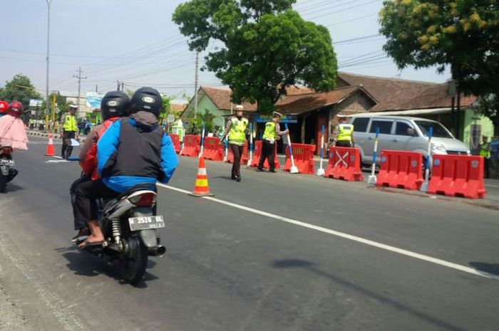 Petugas Ditlantas Polda Jateng dan Satlantas Polres Boyolali mengolah TKP kecelakaan yang menewaskan tujuh orang di Jalan Semarang-Solo, Minggu (14/10/2018).