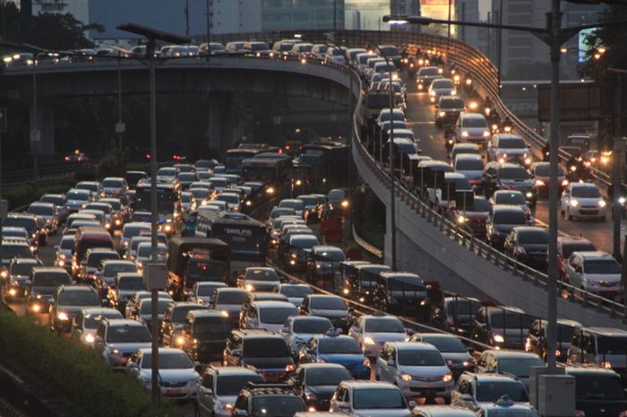 Alasan jangan buka kaca mobil saat macet.