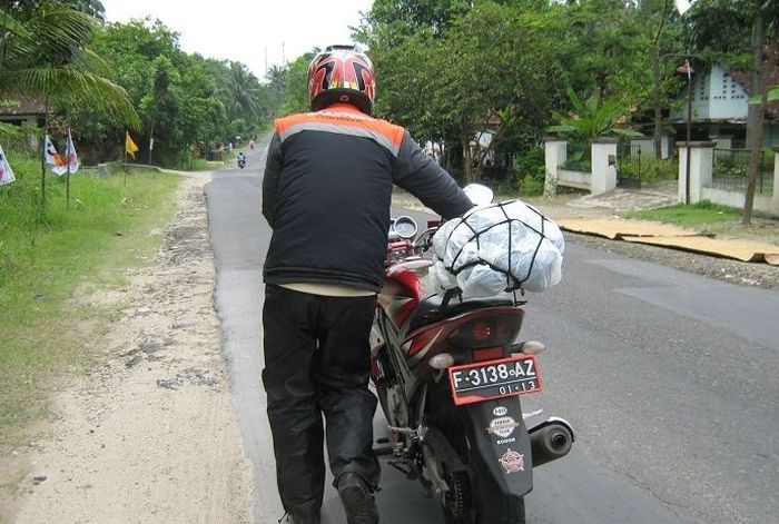 Ilustrasi motor mogok di jalan raya