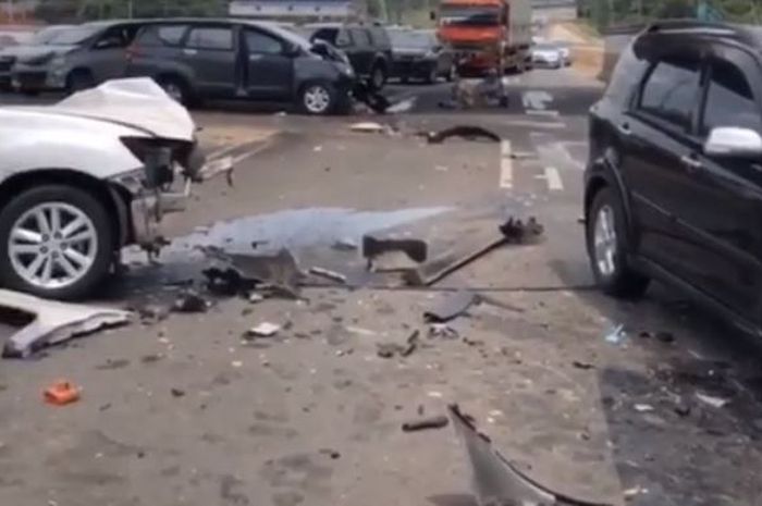 Kecelakaan beruntun di tol BSD arah Pondok Aren