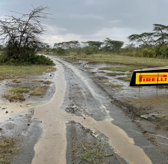 Kondisi lintasan yang basah akibat hujan di SS12 Reli Safari 2022