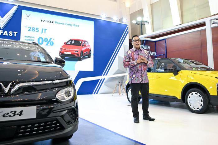 Perbandingan harga mobil listrik VF e34 jika termasuk baterai dibanderol Rp 408.200.000. Sedangkan kalau pakai metode berlangganan baterai Rp 314.000.000