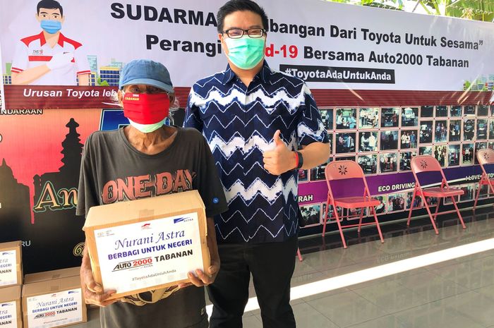 Pembagian paket sembako dari Auto2000 untuk warga yang ekonominya terdampak pandemi Covid-19.