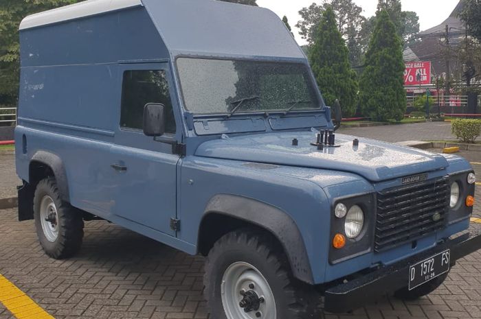 Land Rover Defender 110 yang cocok untuk bahan modifikasi campervan.