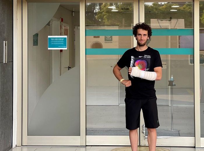 Alex Rins alami patah tulang di pergelangan tangan.