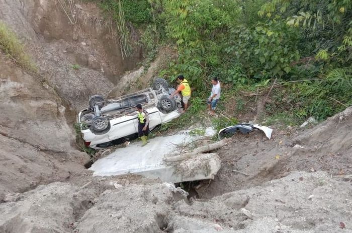 Daihatsu Xenia anggota polisi koprol ke kurang sedalam 20 meter di Nagori Pondok Bulu, Dolok Panribuan, Simalungun, Sumatera Utara