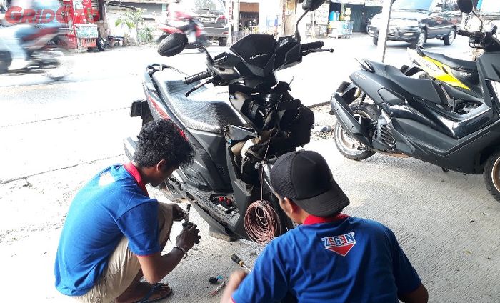 Ilustrasi servis klakson di Batavia Horn