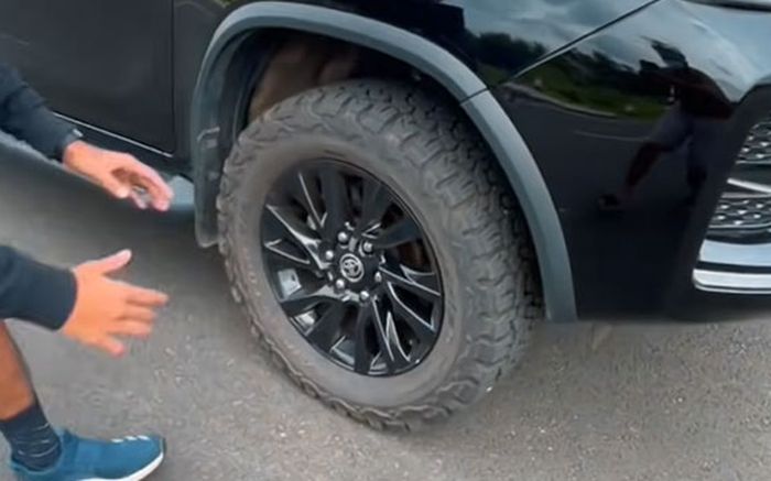 Ban standar Toyota Fortuner baru juga sudah diganti BFGoodrich AT