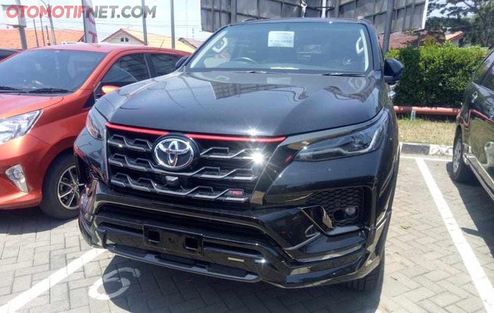 Toyota Fortuner facelift sudah ada di dealer resmi Toyota, meluncur pertengahan bulan Oktober, harga lebih mahal.