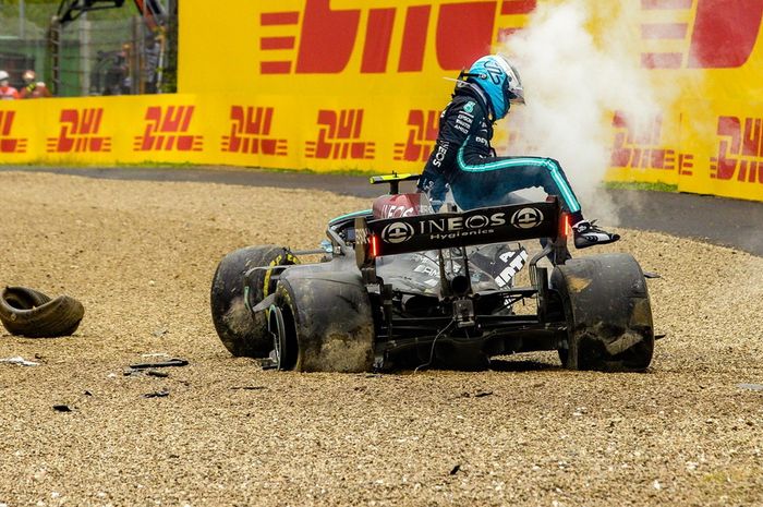 Mobil Mercedes W12 milik Valtteri Bottas rusak berat setelah tabrakan di F1 Emilia Romagna 2021