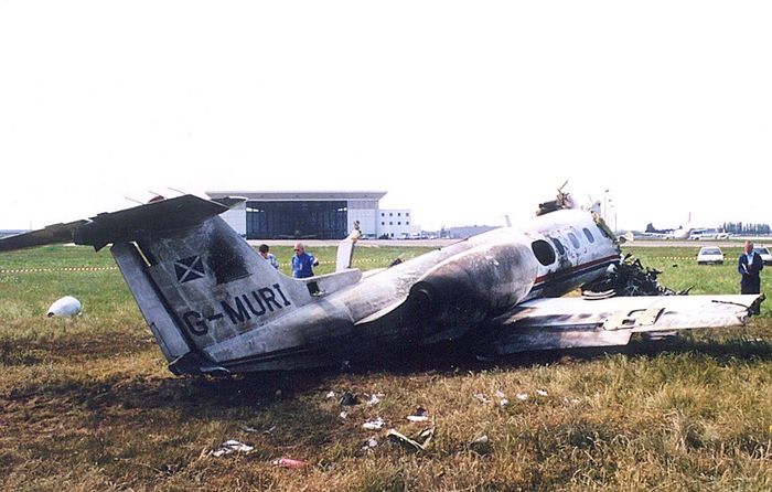 Pesawat pribadi milik David Coulthard yang terbakar usai kecelakaan saat mendarat darurat pada tahun 2000