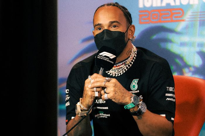 Lewis Hamilton mengenakan berbagai macam aksesori perhiasan saat konferensi pers F1 Miami 2022