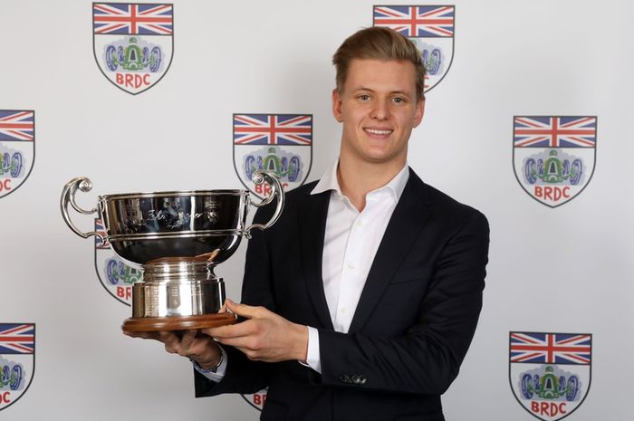 Mick Schumacher menerima John Cooper Throphy atas prestasinya di tahun 2018