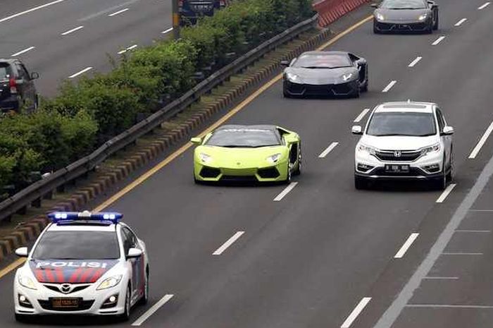 Sejumlah mobil mewah Lamborghini yang dikawal mobil polisi