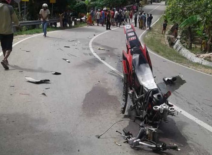 Insiden tabrakan motor trail dengan mobil di jalan poros Kasipute-Bambaea di dusun Langori desa Rompu-Rompu kecamatan Poleang Utara, Sulawesi Tenggara