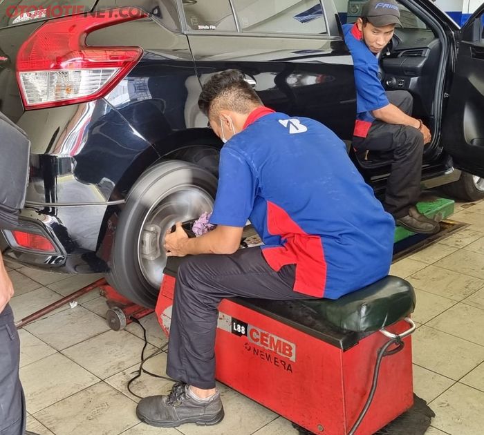 Teknik balancing roda dalam kondisi terpasang (finish balance) di bengkel Nawilis Radio Dalam, Jaksel