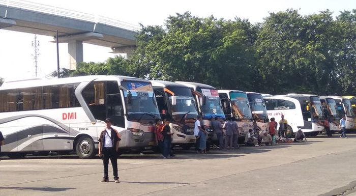 Suasana terminal bus Kampung Rambutan