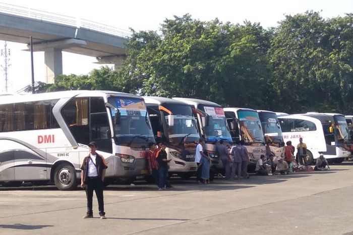 Suasana terminal bus Kampung Rambutan