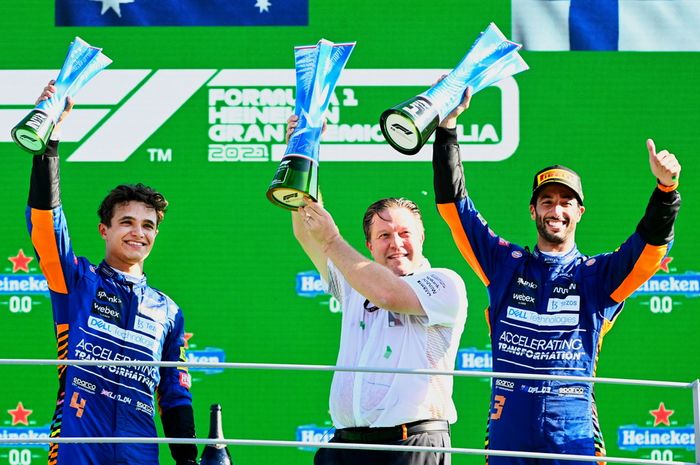 Dua pembalap McLaren naik podium di F1 Italia 2021, Lando Norris (kiri) dan Daniel Riciardo (kanan), bersama CEO Mclaren Racing, Zak Brown