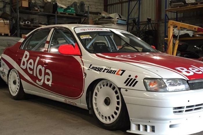 Mobil balap BTCC Toyota Carina menggunakan pelek model piring